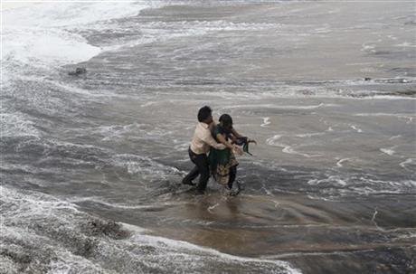 Deadly cyclone lashes India; typhoon hits Japan | iNFOnews.ca