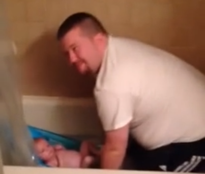Dad serenades baby in bathtub | iNFOnews.ca