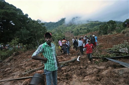 Mudslide at Sri Lanka tea plantation buries workers' homes; 10 dead, more than 250 missing | iNFOnews.ca Mudslide at Sri Lanka tea plantation buries workers' homes; 10 dead, more than 250 missing | iNFOnews.ca