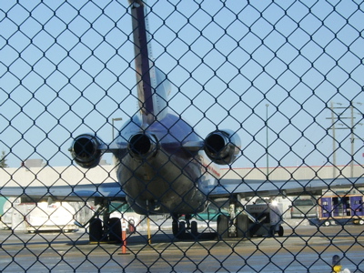 Kelowna Flightcraft plane narrowly misses snowplows | iNFOnews.ca Kelowna Flightcraft plane narrowly misses snowplows | iNFOnews.ca