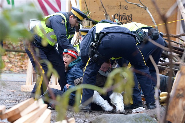 Mounties begin arrests on Burnaby Mountain to dismantle pipeline protests | iNFOnews.ca