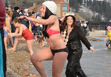 PHOTOS: 2015 Polar Bear Swim in Peachland draws plenty of gutsy swimmers | iNFOnews.ca