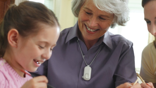 Philips Lifeline recalls help button pendants with non-breakaway neck cords | iNFOnews.ca