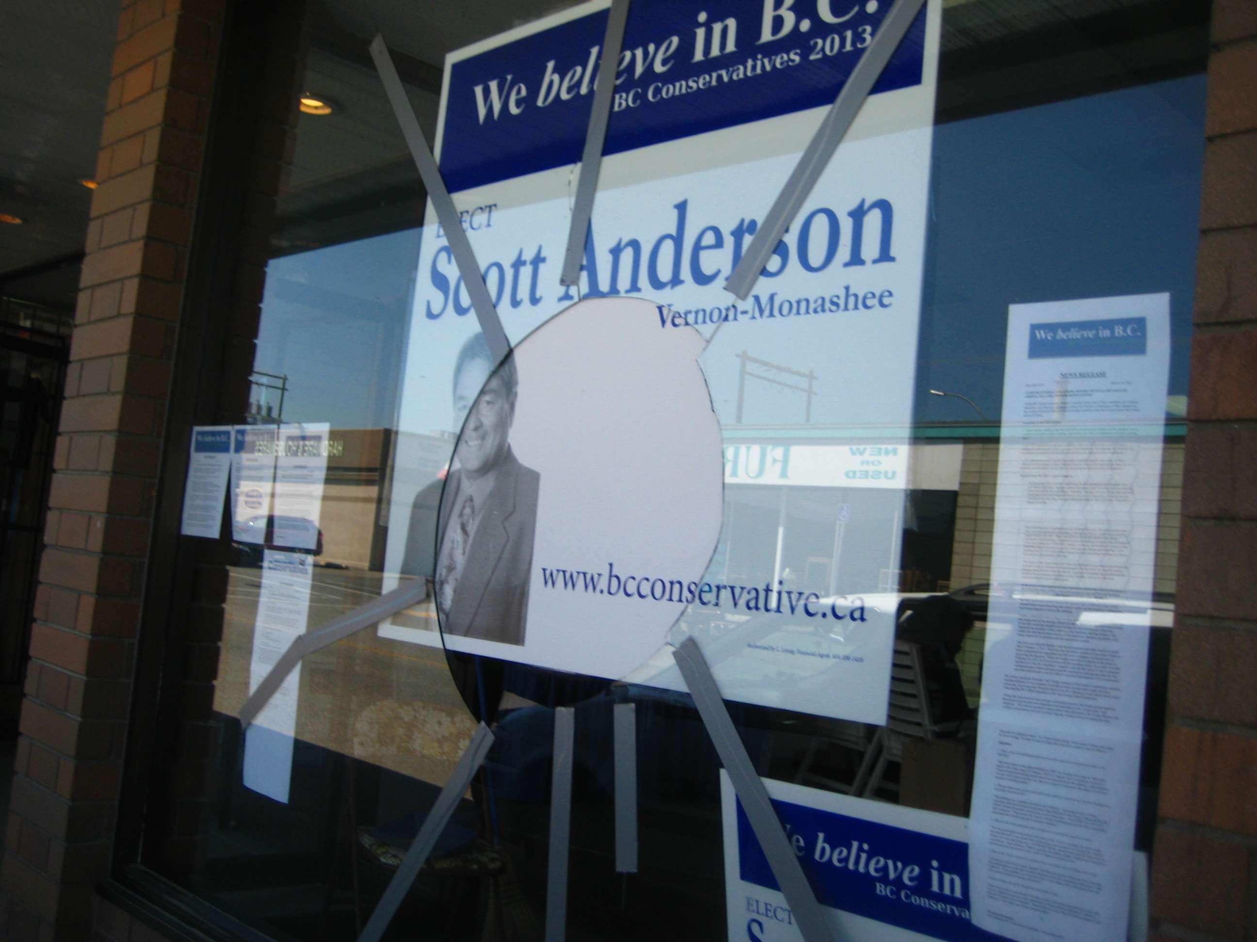 Window smashed at Conservative campaign office | iNFOnews.ca