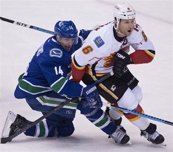 Canucks forward Burrows hospitalized due to upper-body injury, out for Game 4 | iNFOnews.ca