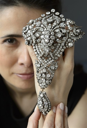 A 35-carat prize sapphire from Kashmir sells for $7.3 million at auction | iNFOnews.ca