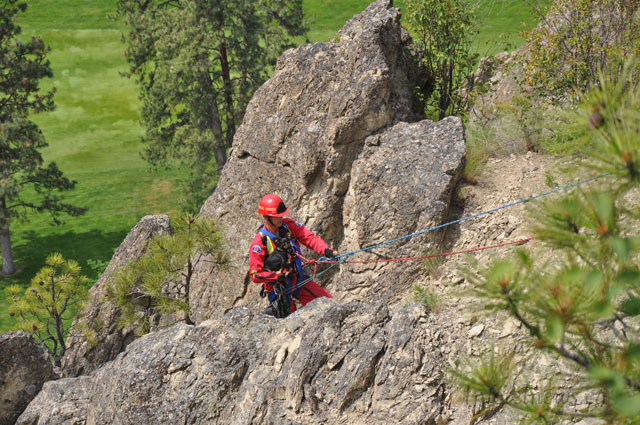 Rescue workers perform daring pooch rescue | iNFOnews.ca Rescue workers perform daring pooch rescue | iNFOnews.ca