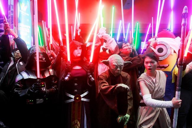 'Star Wars: The Force Awakens' crosses $250 million globally; Disney forecasts record weekend | iNFOnews.ca 'Star Wars: The Force Awakens' crosses $250 million globally; Disney forecasts record weekend | iNFOnews.ca