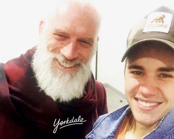 Justin Bieber poses for a selfie with Toronto mall's 'Fashion Santa' | iNFOnews.ca