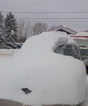 Police ticket 80-year-old man for too much snow on his car, then help clean it off | iNFOnews.ca