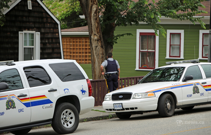 Police search 1st Avenue complex Thursday | iNFOnews.ca Police search 1st Avenue complex Thursday | iNFOnews.ca