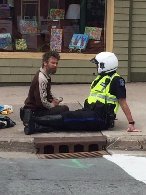 Photo of Halifax cop chatting with panhandler gets much love on social media | iNFOnews.ca