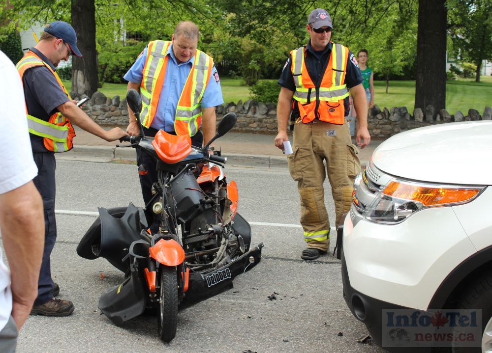 Minivan crushes moped on Martin Street | iNFOnews.ca