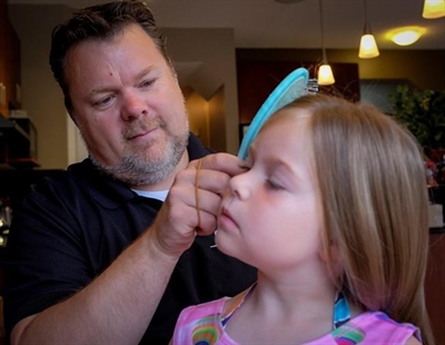 Ribbons and bows: Daddies get schooled on how to style daughters' hair | iNFOnews.ca