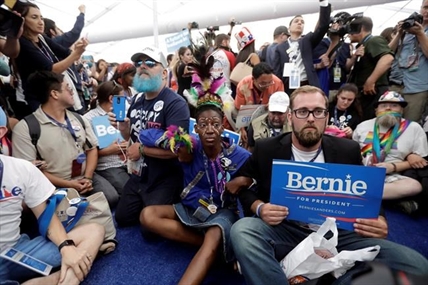 VIDEO: 'This election's important to me': Grumbling about protesters at Dem convention | iNFOnews.ca