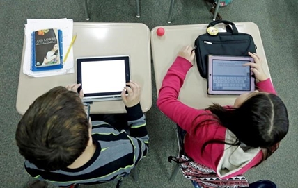 How much is too much? New guidelines stir debate over screen time for kids | iNFOnews.ca How much is too much? New guidelines stir debate over screen time for kids | iNFOnews.ca