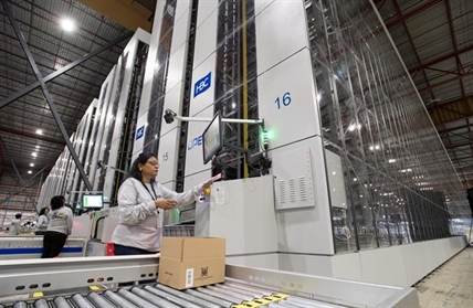 Hudson's Bay turns to robotic technology to amp up its e-commerce offering | iNFOnews.ca