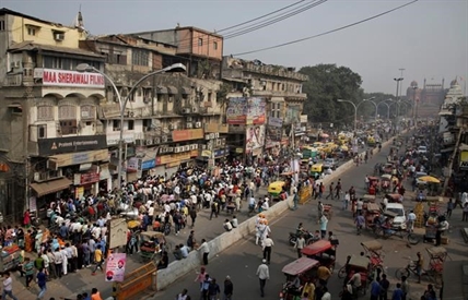 Chaos as millions in India crowd banks to exchange currency | iNFOnews.ca