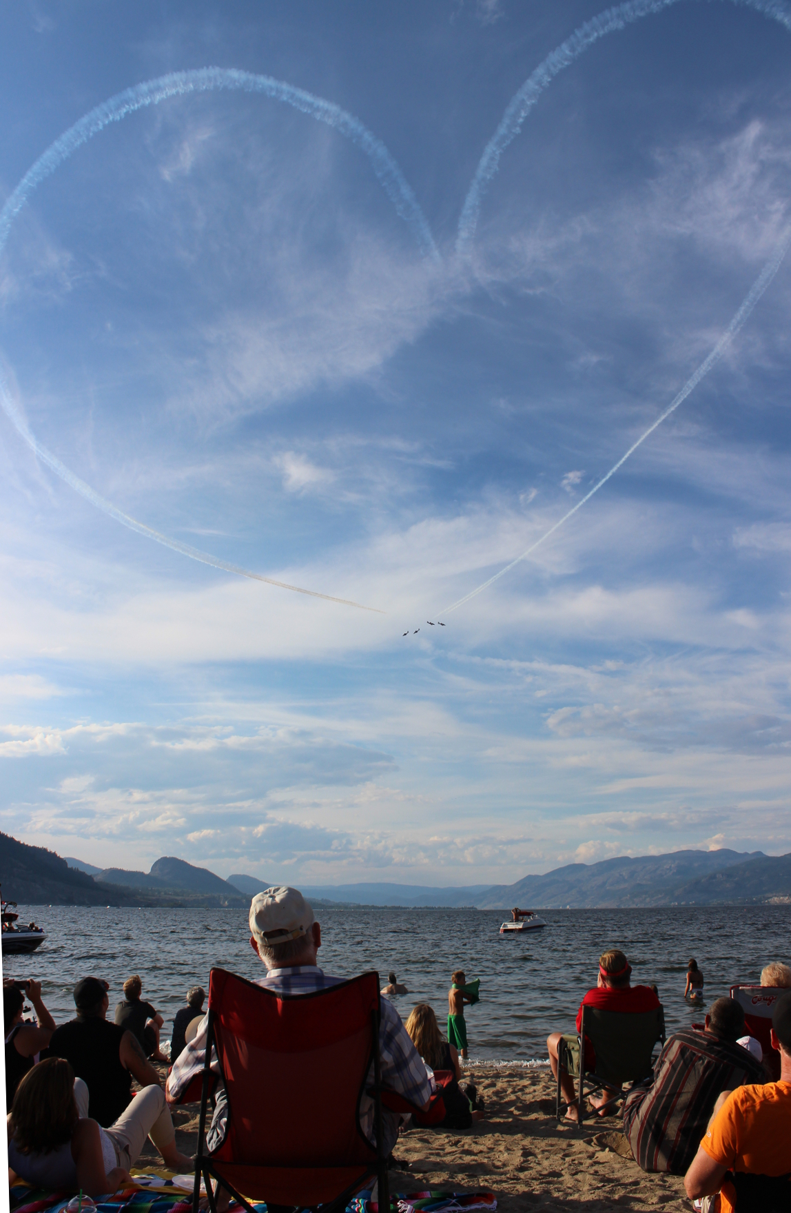 Crowds cheer as planes scream overhead | iNFOnews.ca