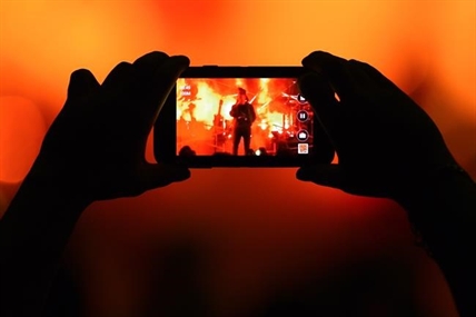 Musicians weigh in on whether smartphone cameras ruin concerts | iNFOnews.ca