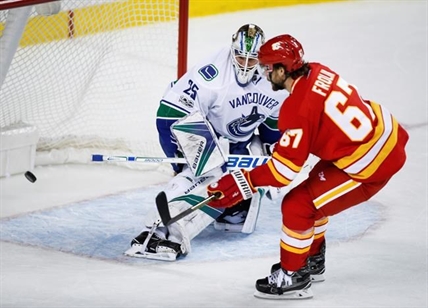 Stajan scores first in 14 games, Flames snap Canucks' win streak at six | iNFOnews.ca