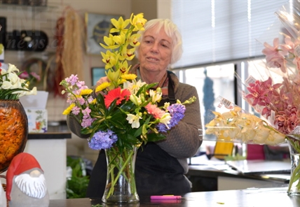 Every week for 16 years this North Okanagan flower shop has sent bouquets to hospice patients | iNFOnews.ca
