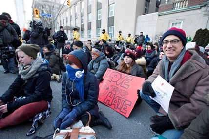 Canadian protesters decry Trump's U.S. travel ban; urge Trudeau action | iNFOnews.ca Canadian protesters decry Trump's U.S. travel ban; urge Trudeau action | iNFOnews.ca