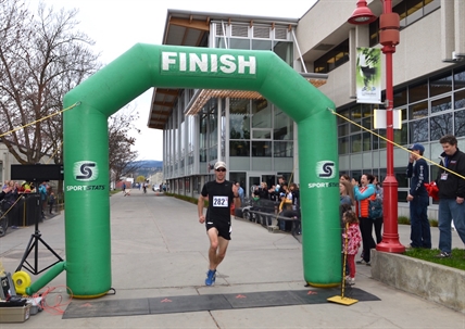 Okanagan College campus relay paves way for alumnus’ running career | iNFOnews.ca Okanagan College campus relay paves way for alumnus’ running career | iNFOnews.ca