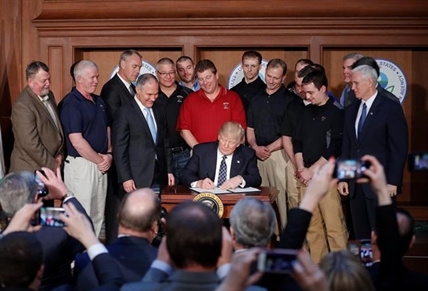 Trump, in break from other world leaders, digs in on coal | iNFOnews.ca Trump, in break from other world leaders, digs in on coal | iNFOnews.ca