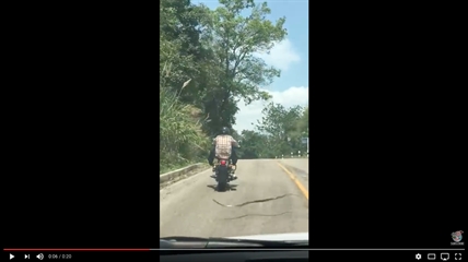 TRENDING NOW: Snake tries to bite man on motorcycle | iNFOnews.ca TRENDING NOW: Snake tries to bite man on motorcycle | iNFOnews.ca
