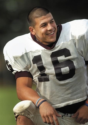 Ex-NFL star Aaron Hernandez hangs himself in his prison cell | iNFOnews.ca