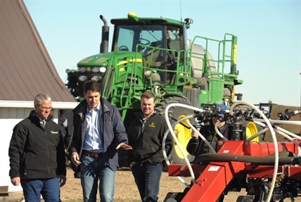 Justin Trudeau defends carbon tax after visit to Saskatchewan farm | iNFOnews.ca