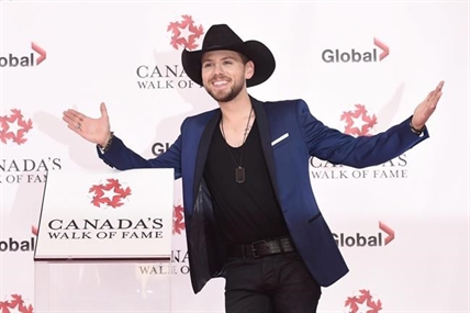 Oilers fans help sing U.S. national anthem after microphone failure | iNFOnews.ca