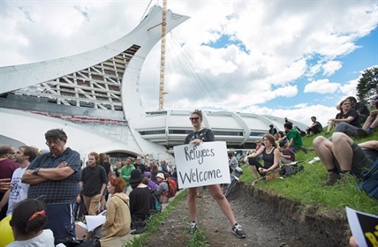 Montrealers gather outside Olympic Stadium to welcome asylum-seekers from U.S. | iNFOnews.ca Montrealers gather outside Olympic Stadium to welcome asylum-seekers from U.S. | iNFOnews.ca
