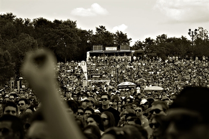 Female reporter kissed on live TV as she covered music festival | iNFOnews.ca Female reporter kissed on live TV as she covered music festival | iNFOnews.ca