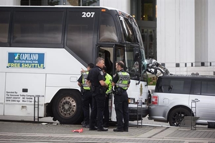Tour bus crash in Vancouver leaves two people with life-threatening injuries | iNFOnews.ca Tour bus crash in Vancouver leaves two people with life-threatening injuries | iNFOnews.ca
