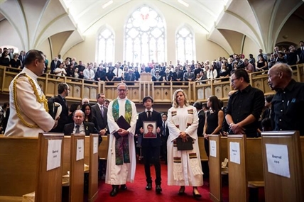 Justin Trudeau pays tribute at funeral for Liberal MP Arnold Chan | iNFOnews.ca