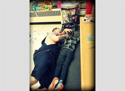 Quebec barber praised for getting on floor to cut hair of young client with autism | iNFOnews.ca