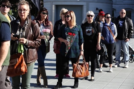 Tragically Hip fans in Kingston lay flowers for Gord Downie memorial | iNFOnews.ca Tragically Hip fans in Kingston lay flowers for Gord Downie memorial | iNFOnews.ca