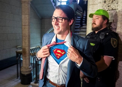 Clark Kent shows up at House of Commons as Trudeau shows off Halloween costume | iNFOnews.ca