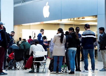 Apple's ultra-expensive iPhone X draws crowds as in-store sales begin | iNFOnews.ca Apple's ultra-expensive iPhone X draws crowds as in-store sales begin | iNFOnews.ca