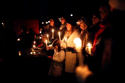 Community hosts candlelight vigil for sisters found dead in Oak Bay, B.C. | iNFOnews.ca