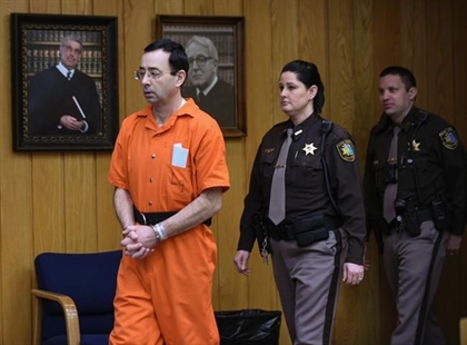 Victims' father tries to attack Larry Nassar in courtroom | iNFOnews.ca