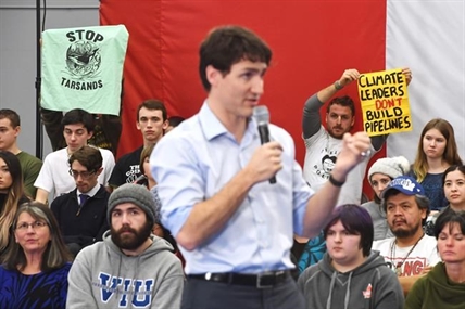 Critics of Kinder Morgan pipeline shout down Trudeau at B.C. town hall | iNFOnews.ca