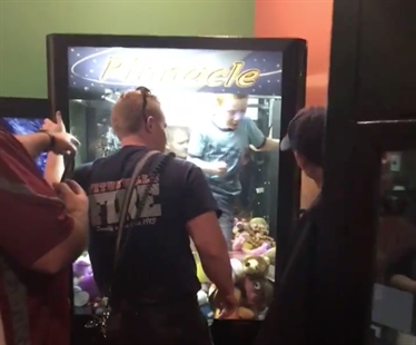 TRENDING NOW: Kid gets stuck in arcade claw machine | iNFOnews.ca TRENDING NOW: Kid gets stuck in arcade claw machine | iNFOnews.ca