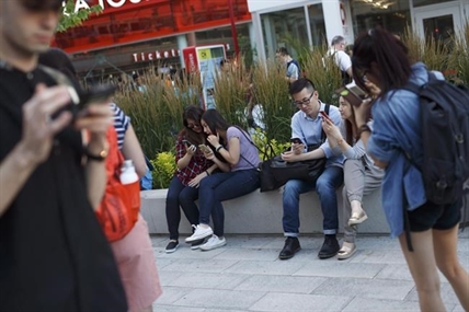 Canadian internet users looking more beyond Google and Facebook: report | iNFOnews.ca