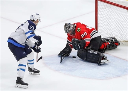 Accountant-turned-goalie helps Blackhawks beat Jets | iNFOnews.ca