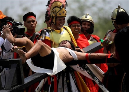 Devotees nailed to crosses on Good Friday in Philippines | iNFOnews.ca