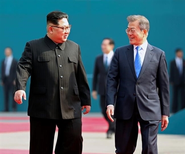 Kim Jong Un steps across Korean border, makes history | iNFOnews.ca