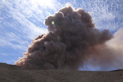 VIDEO: Volcanic 'curtain of fire' sends people fleeing Hawaii homes | iNFOnews.ca
